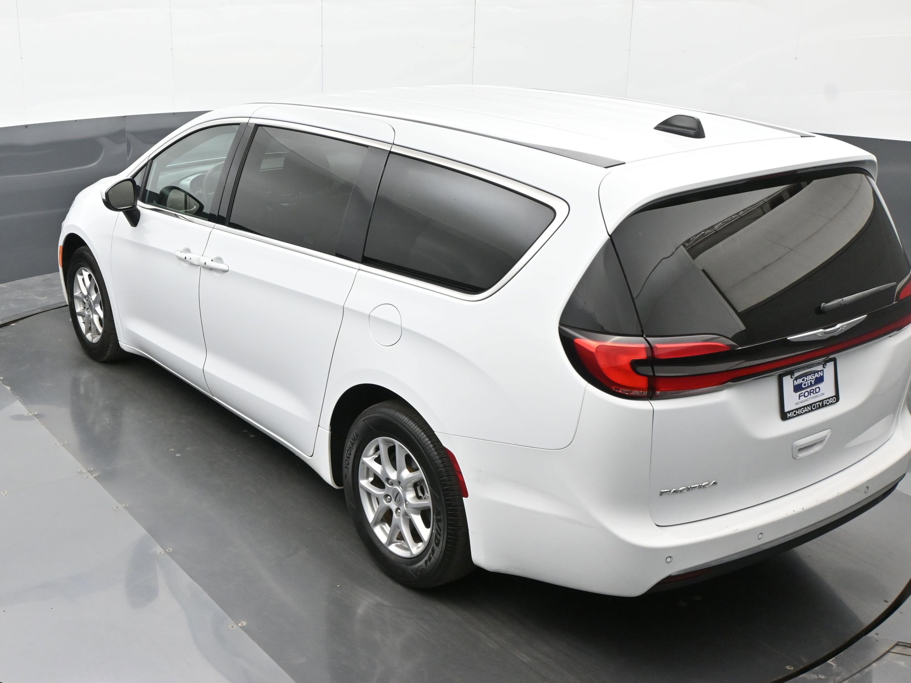 Used 2023 Chrysler Pacifica Touring FWD image 26
