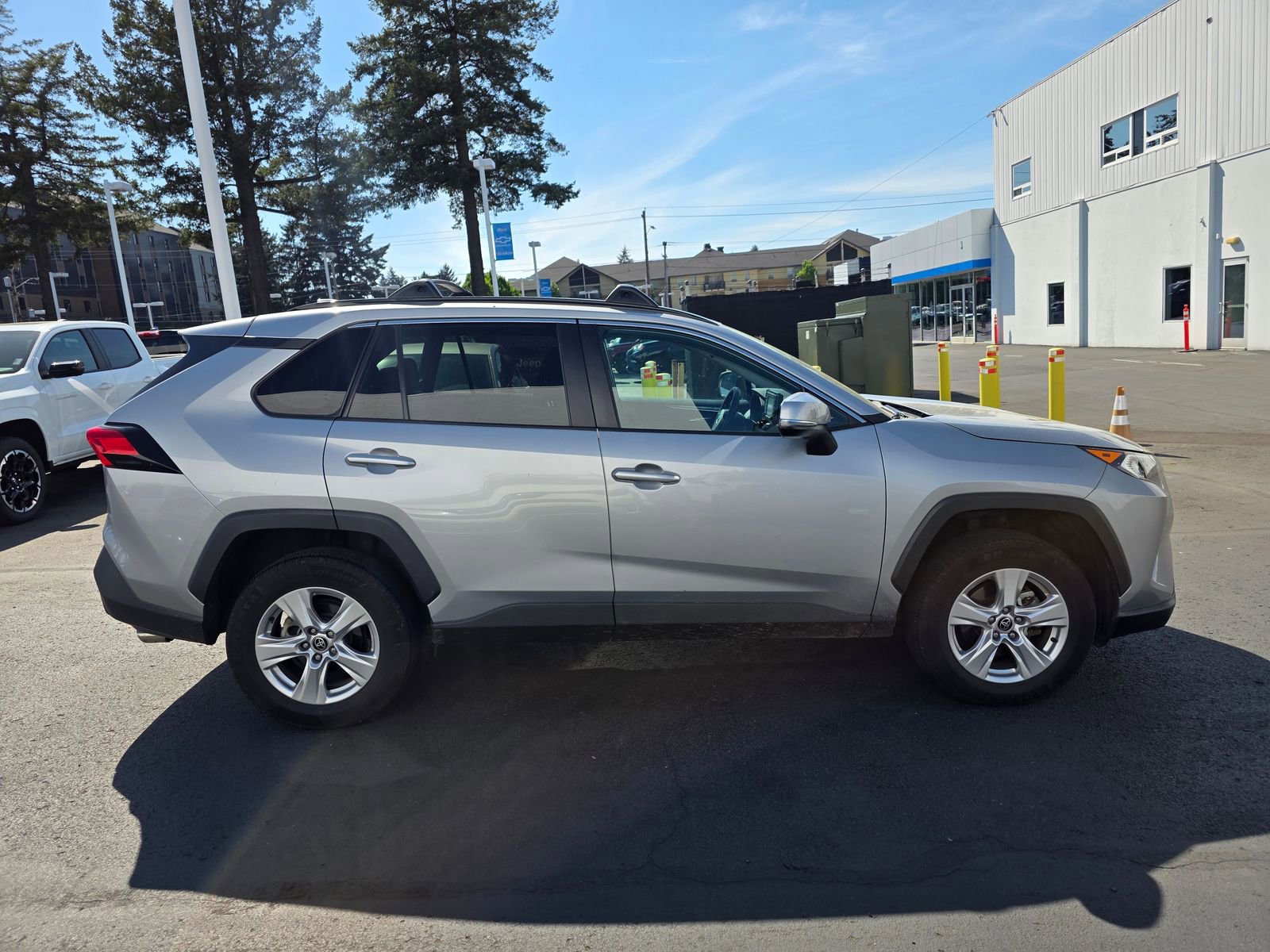 Used 2021 Toyota RAV4 XLE AWD/4WD image 4