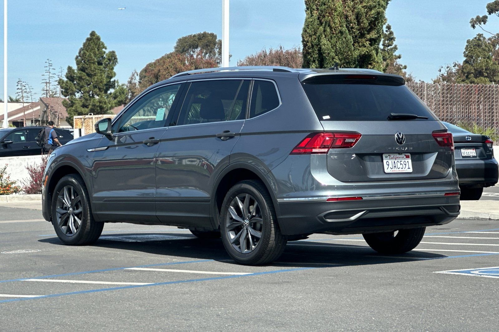 Certified 2023 Volkswagen Tiguan SE w/ Panoramic Sunroof Package image 6