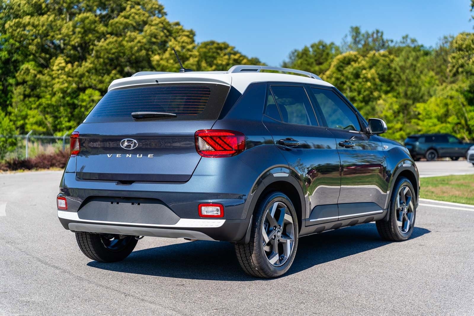 Used 2025 Hyundai Venue Limited FWD image 8