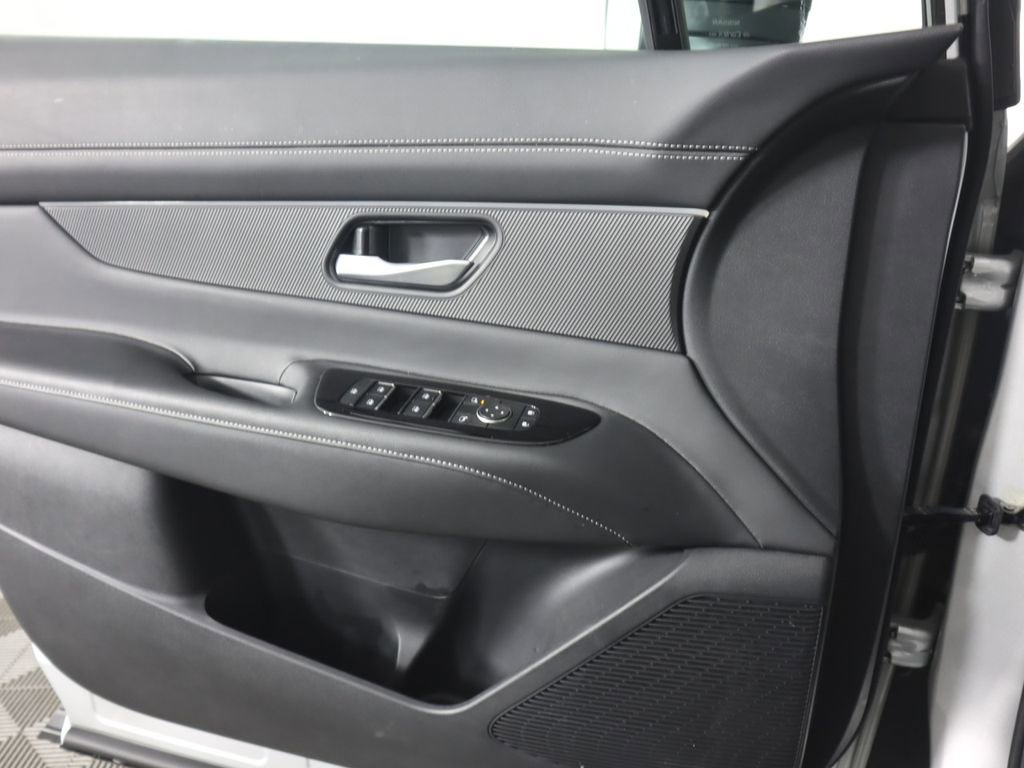 Used 2025 Nissan Murano SV AWD/4WD image 16