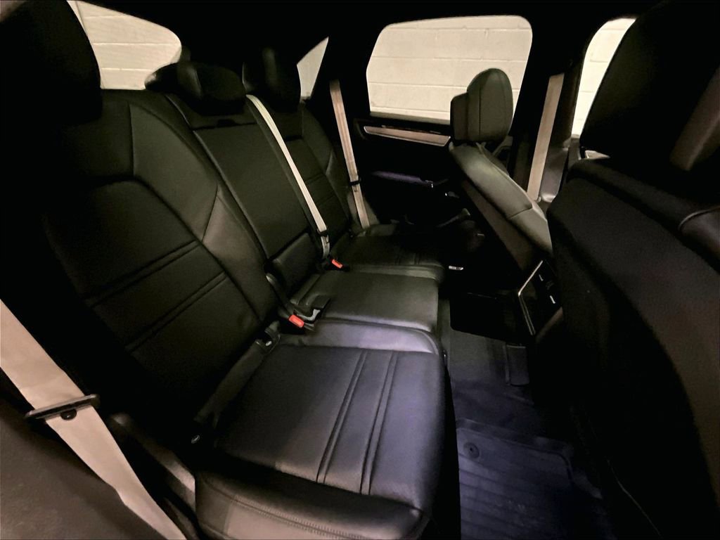 Certified 2023 Porsche Cayenne Platinum Edition image 21