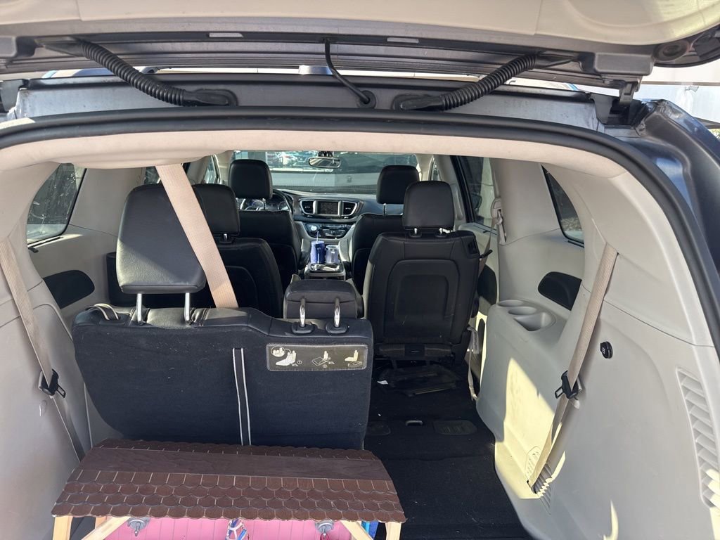 Used 2018 Chrysler Pacifica Touring-L FWD image 15