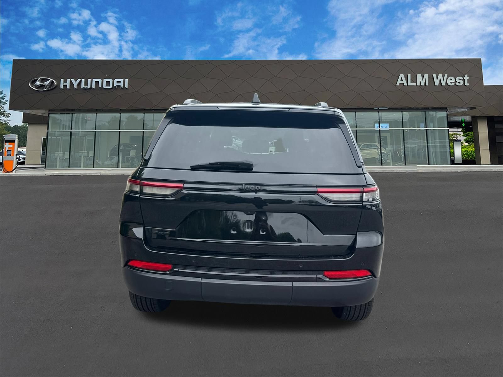 Used 2025 Jeep Grand Cherokee Altitude AWD/4WD image 6