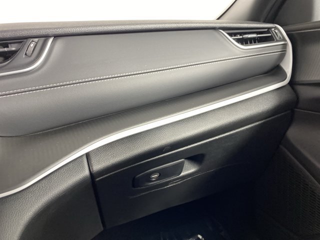 Used 2024 Jeep Grand Cherokee Altitude AWD/4WD image 31