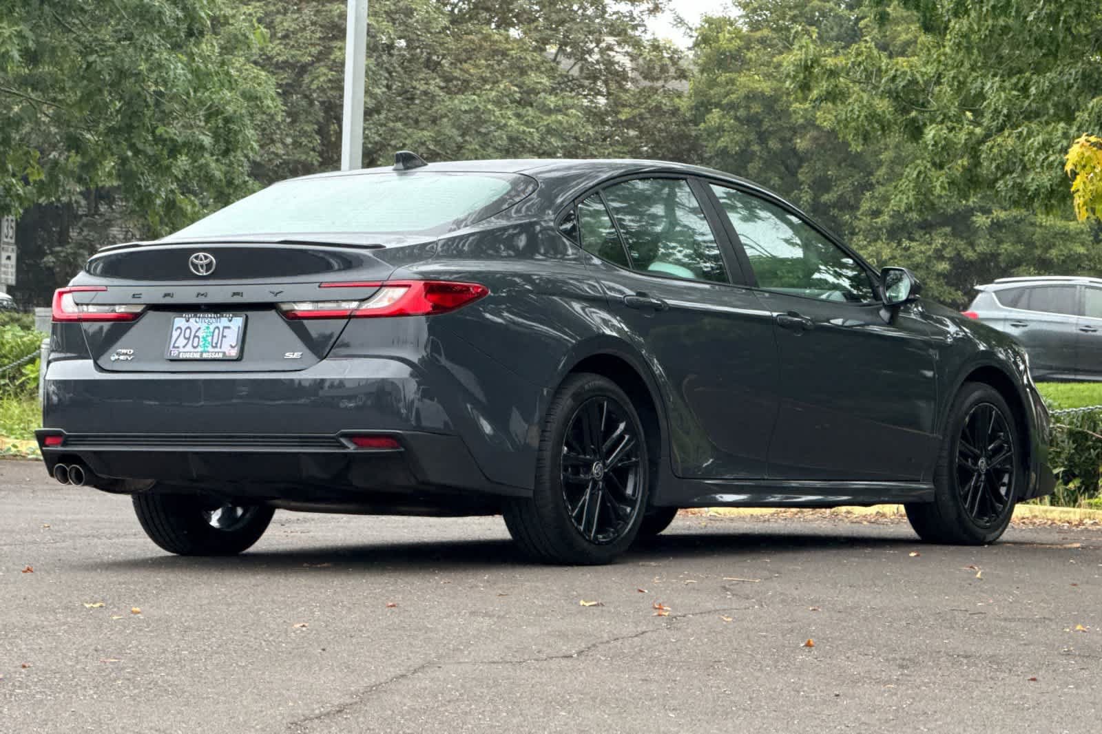 Used 2025 Toyota Camry SE AWD/4WD image 2