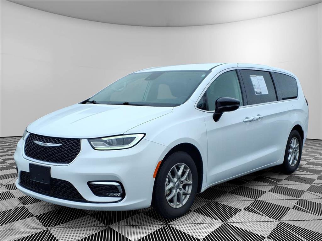 Used 2024 Chrysler Pacifica Touring-L image 3