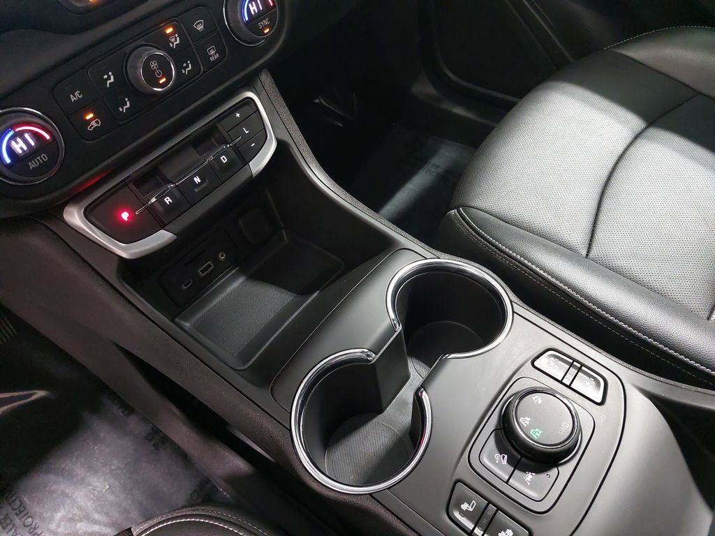 Used 2024 GMC Terrain SLT image 25