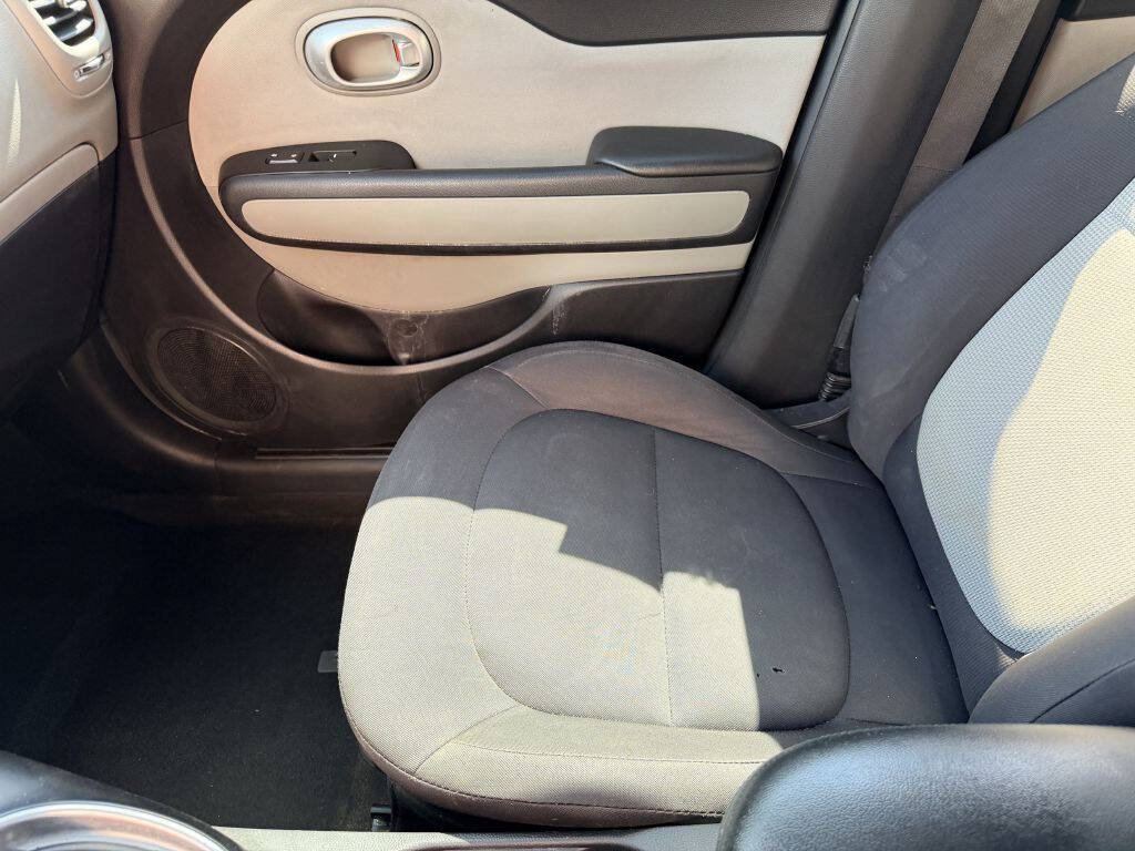 Used 2015 Kia Soul FWD image 12