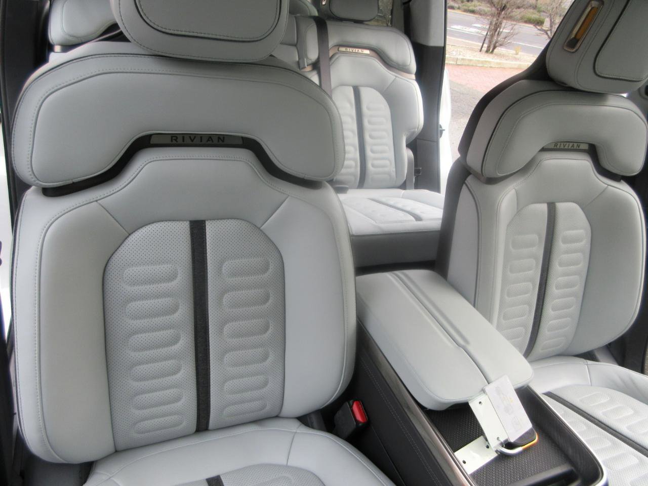 Used 2023 Rivian R1S Launch Edition image 32