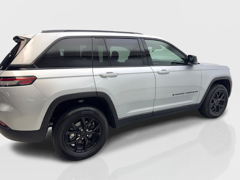 Used 2025 Jeep Grand Cherokee Altitude RWD image 15