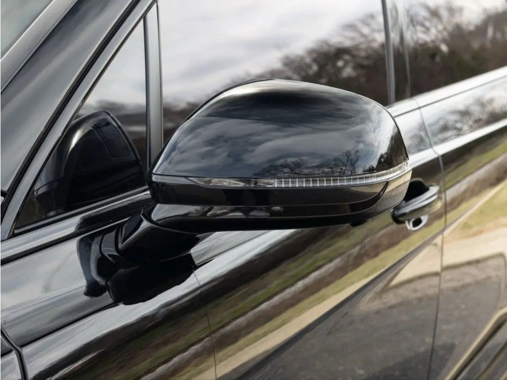 Used 2025 Bentley Bentayga V8 image 22