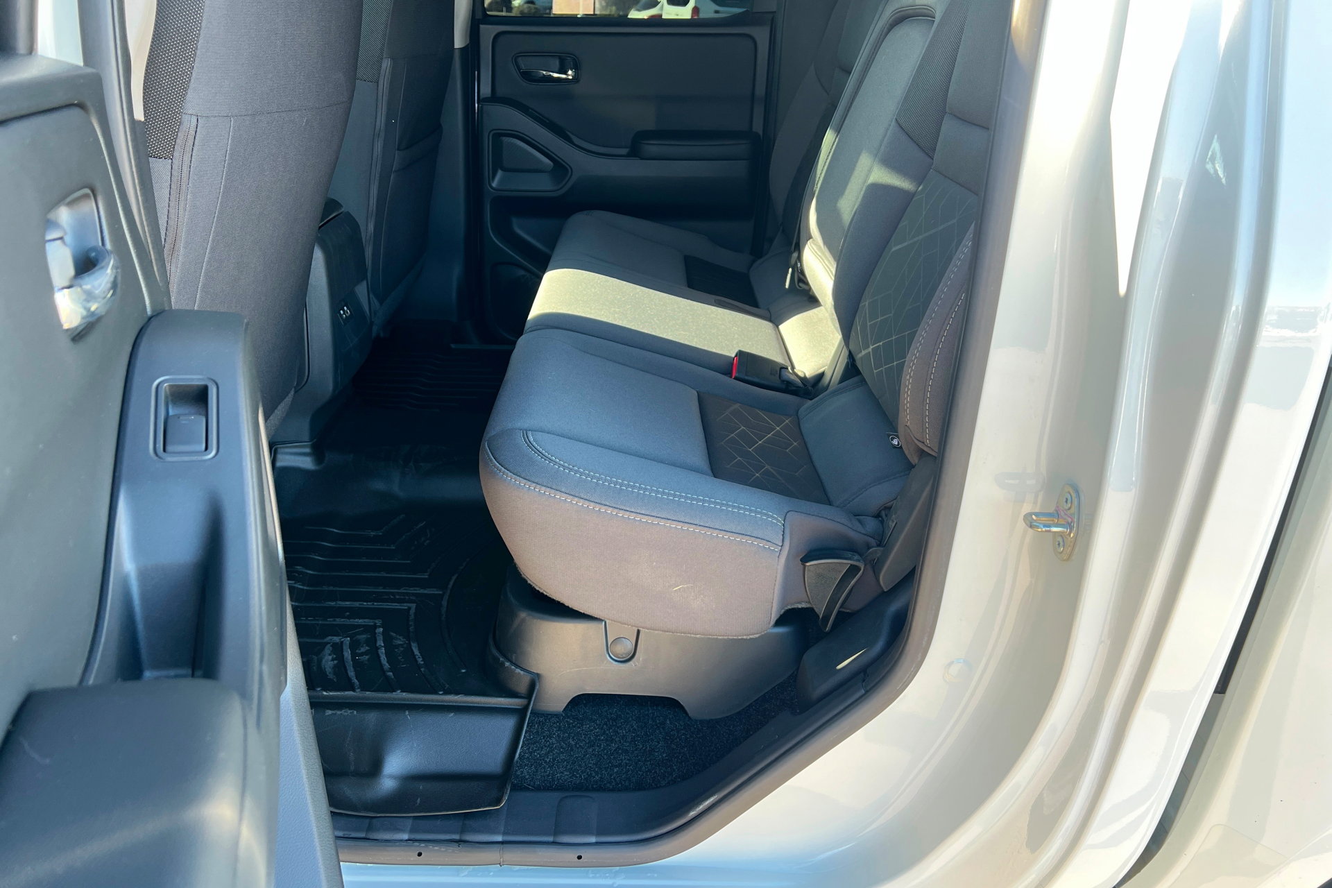 Used 2025 Nissan Frontier SV image 21