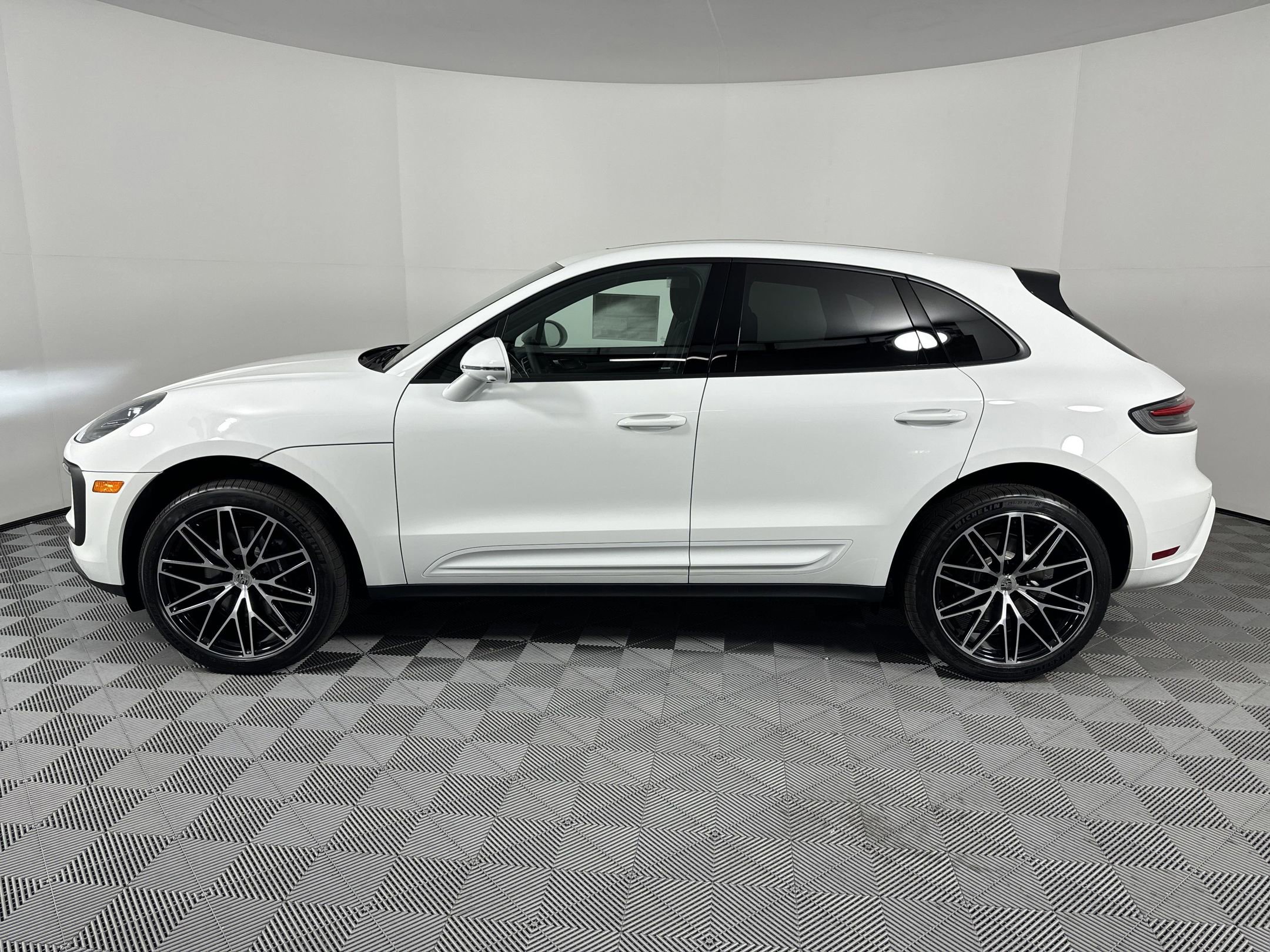 Certified 2025 Porsche Macan image 2