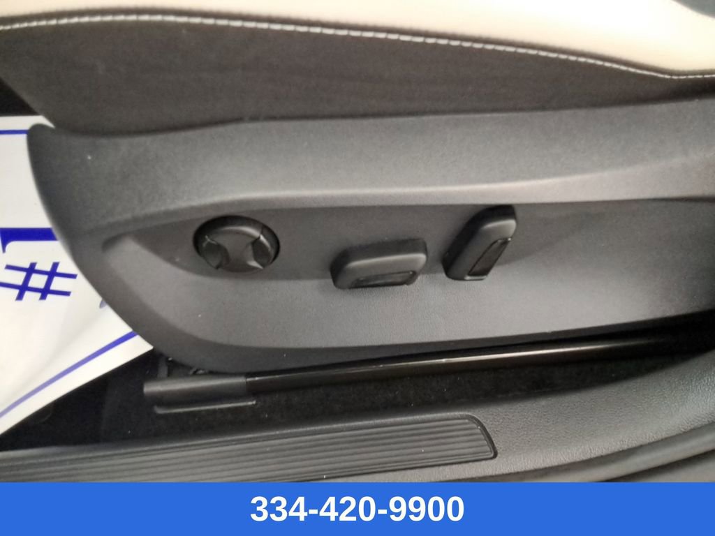 Used 2025 Volkswagen Taos SE w/ Panoramic Sunroof Package image 20