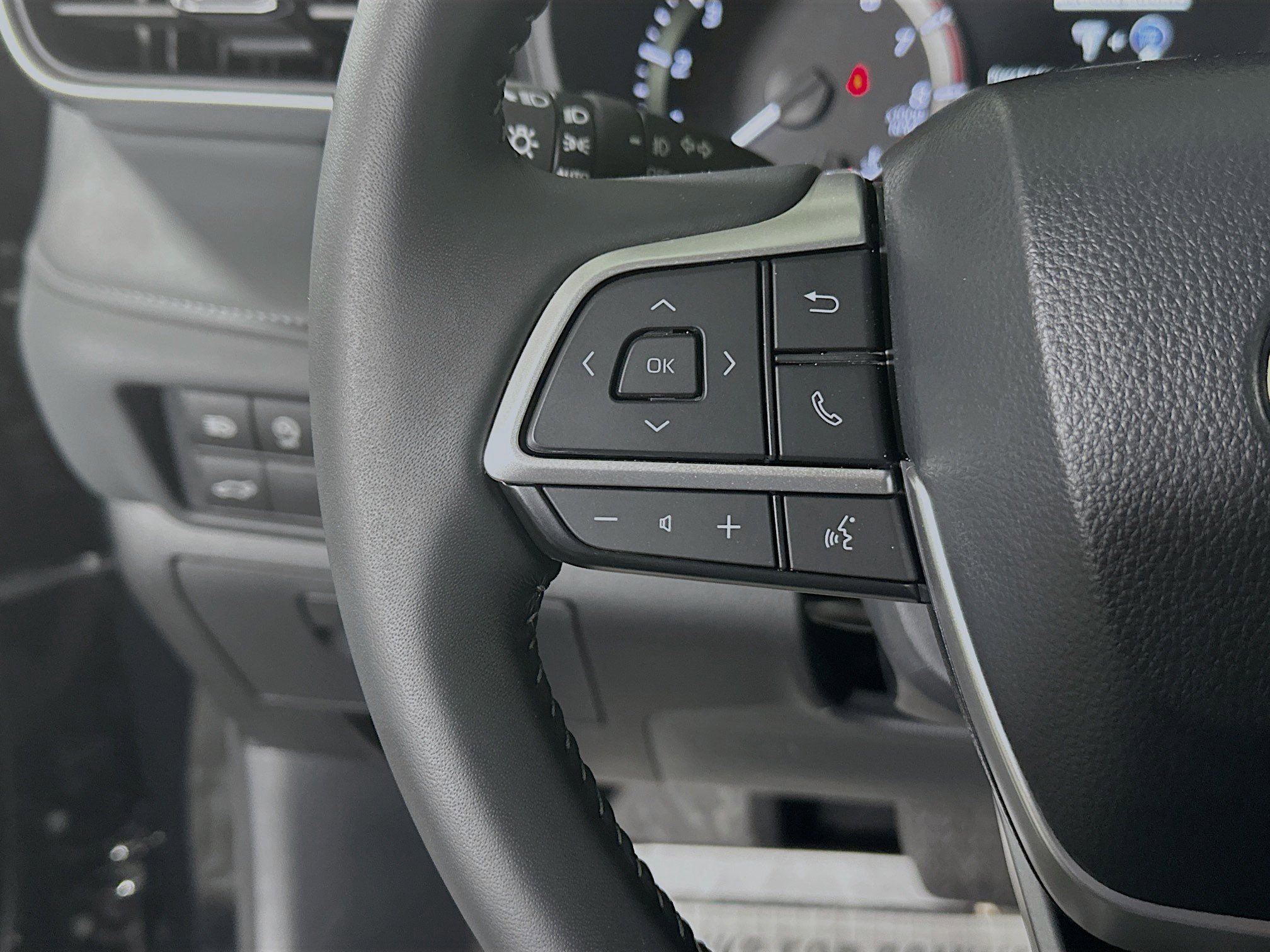 Used 2025 Toyota Highlander LE FWD image 16
