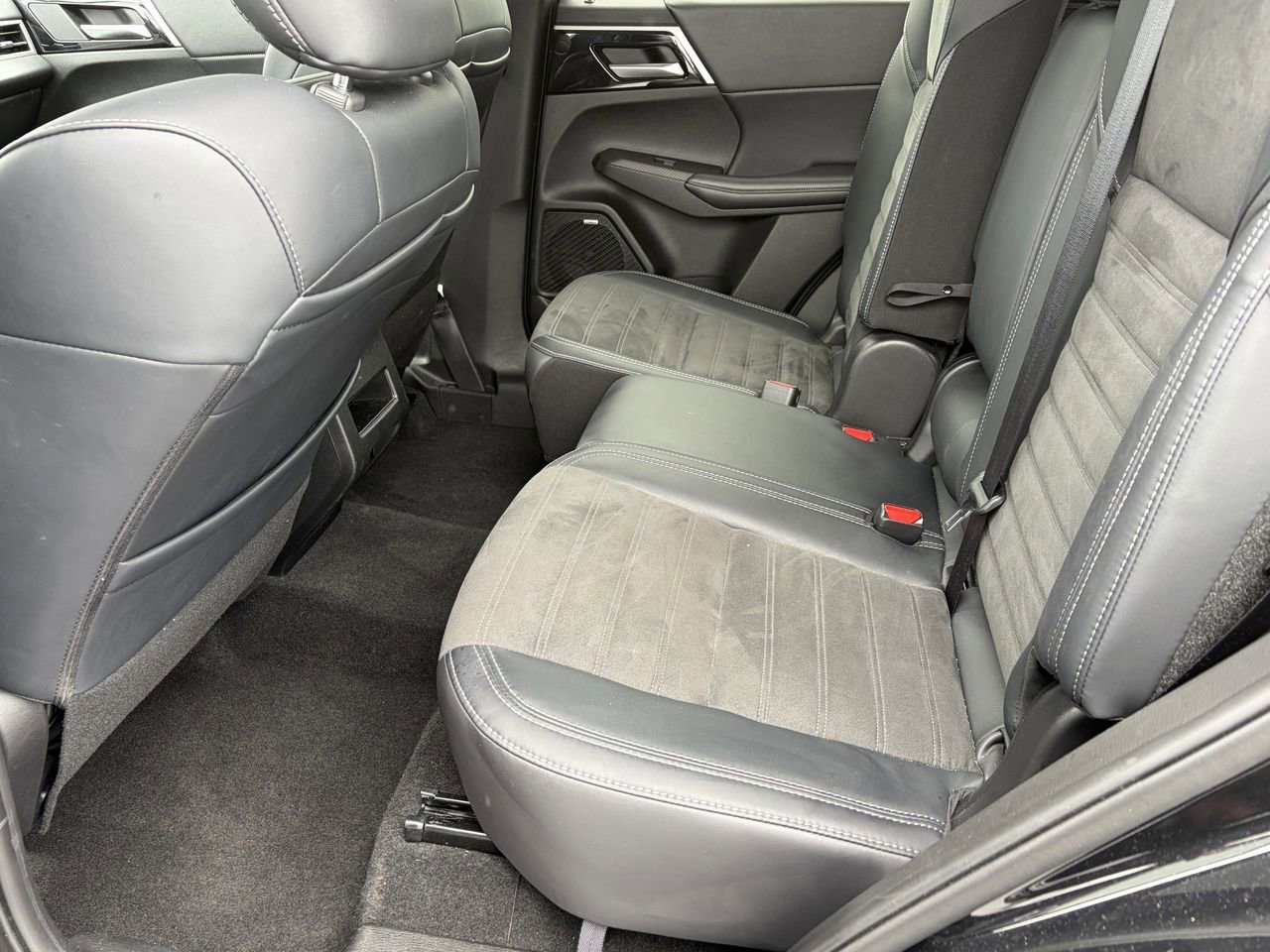 Used 2025 Mitsubishi Outlander SE AWD/4WD image 28