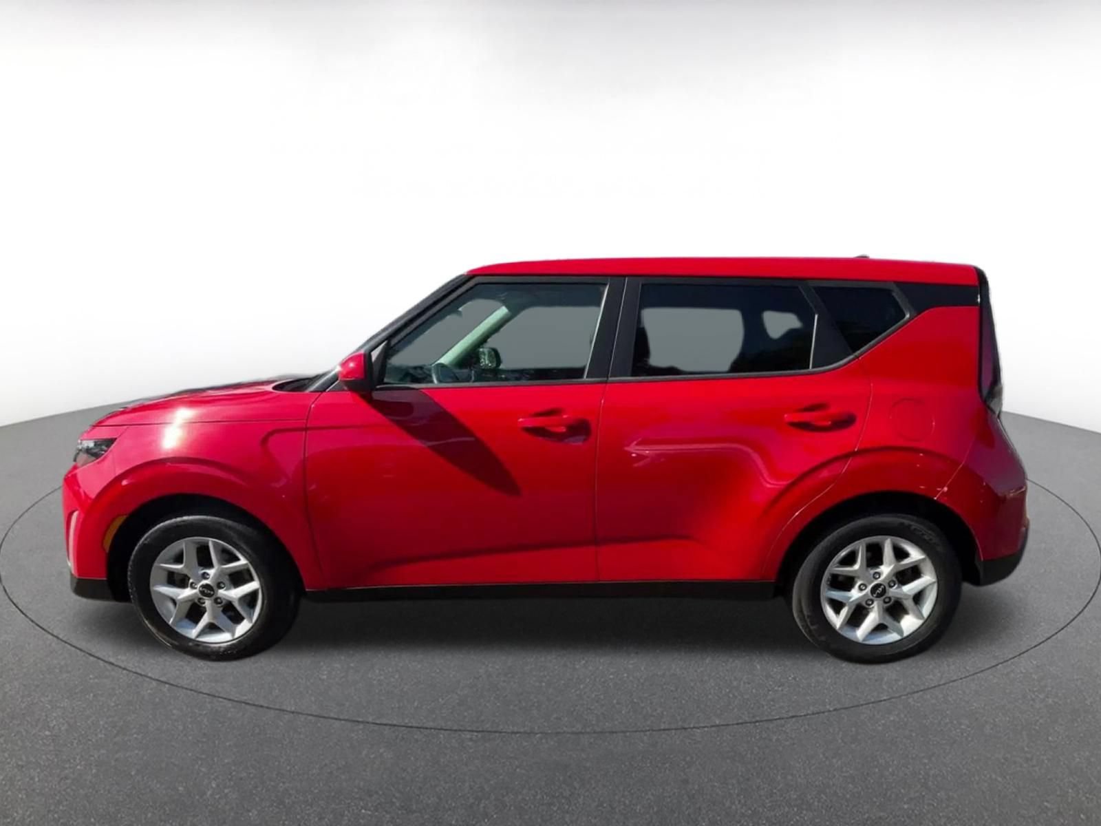 Used 2025 Kia Soul LX w/ LX Technology Package FWD image 7