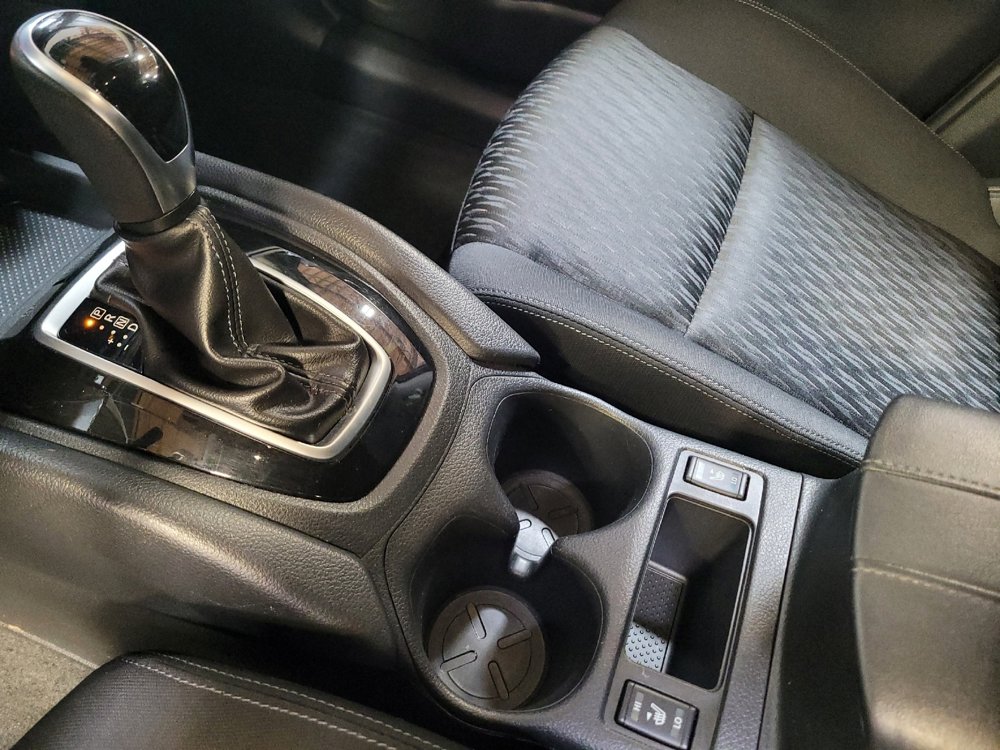 Used 2020 Nissan Rogue SV image 26