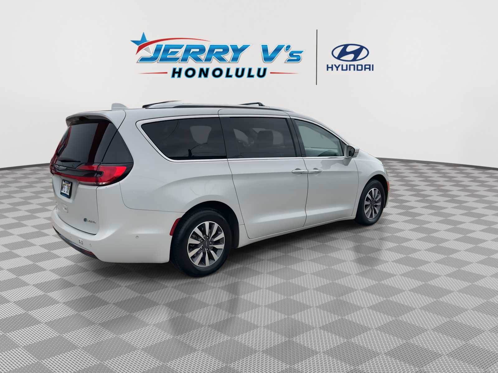 Used 2021 Chrysler Pacifica Touring-L image 8