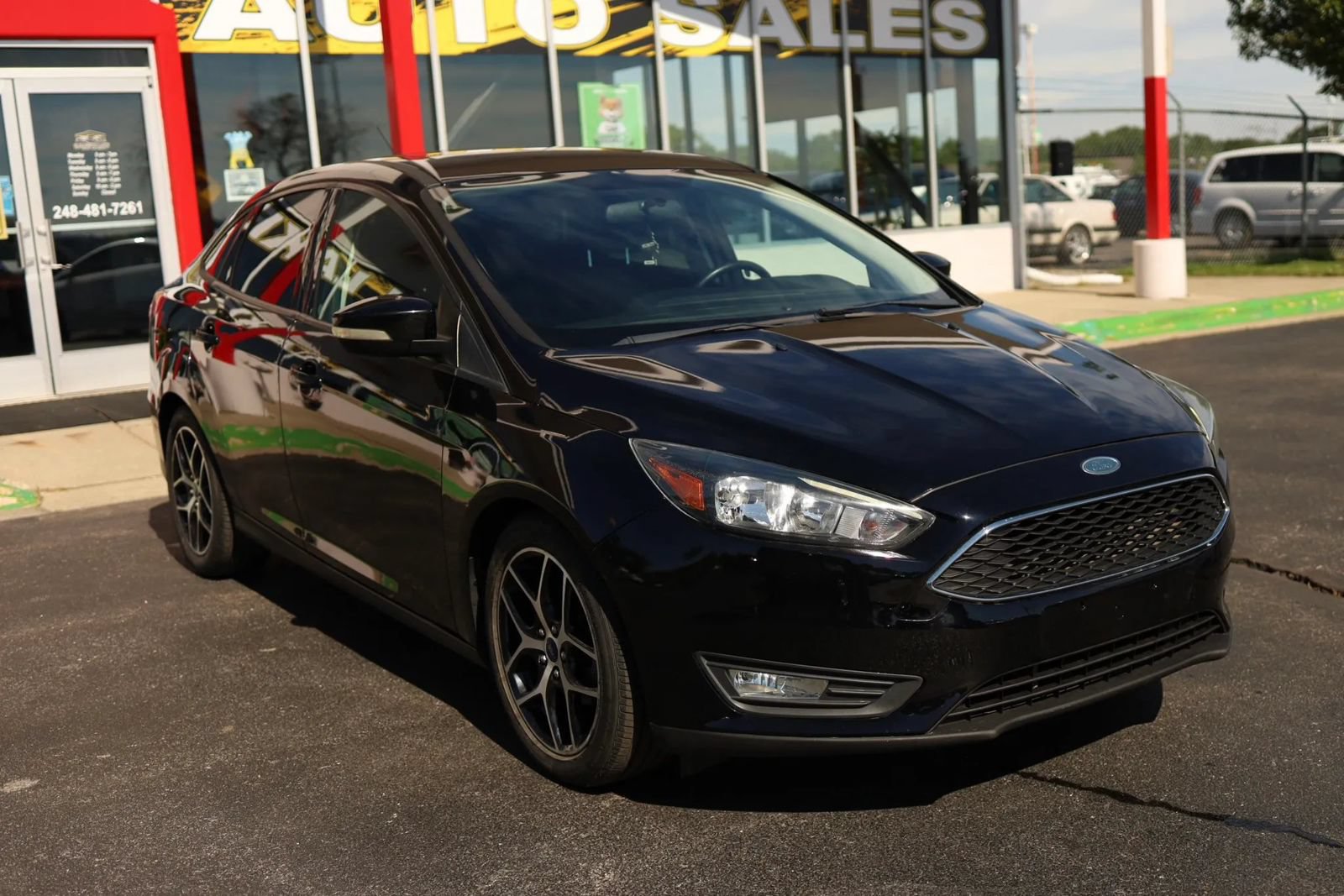 Used 2017 Ford Focus SEL w/ Cold Weather Package FWD image 3