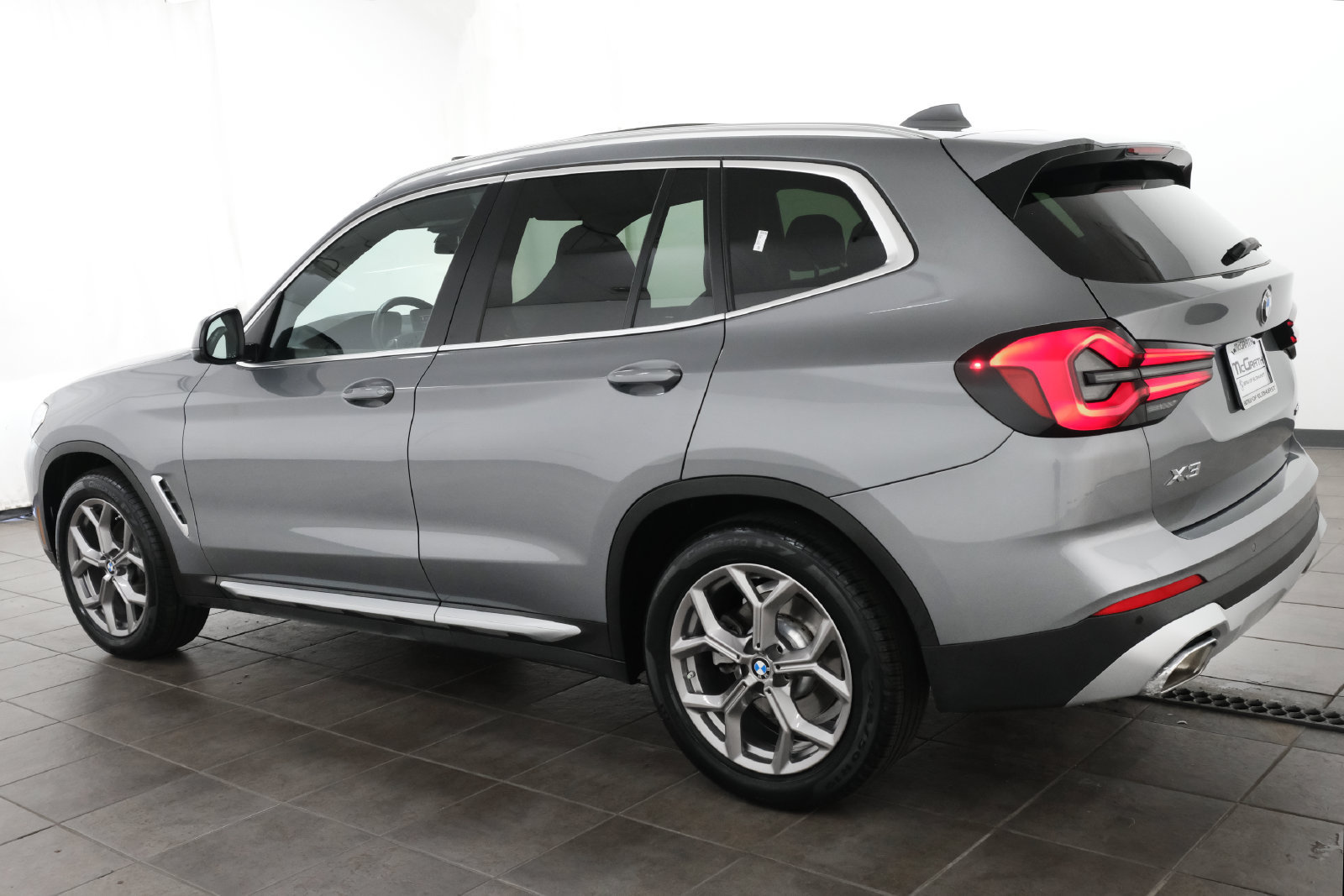 Used 2024 BMW X3 xDrive30i w/ Premium Package w/ZPA AWD/4WD image 3