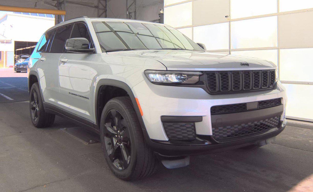 Used 2025 Jeep Grand Cherokee L Altitude w/ Trailer Tow Package image 2