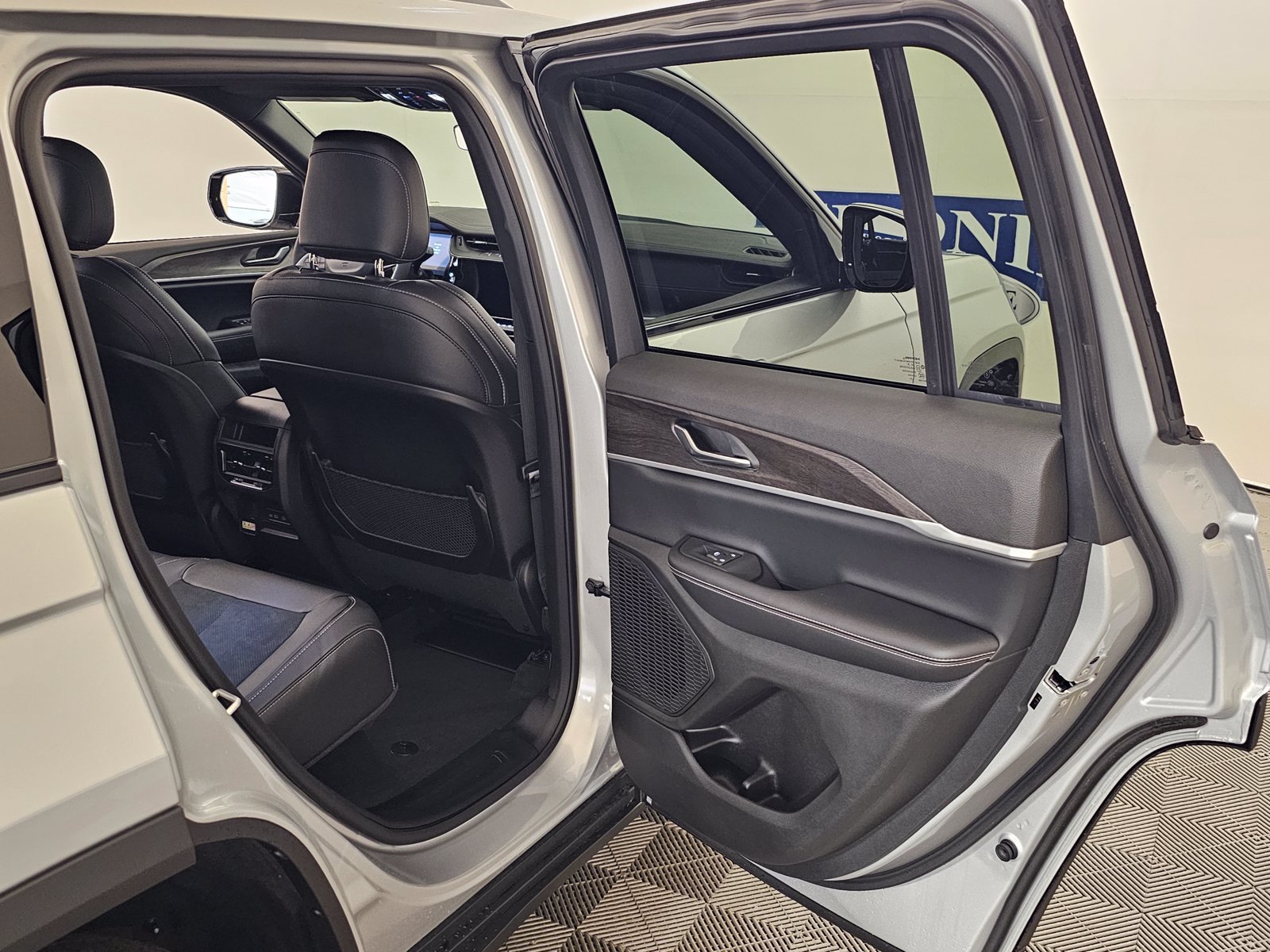 New 2026 Jeep Grand Cherokee Altitude AWD/4WD image 28