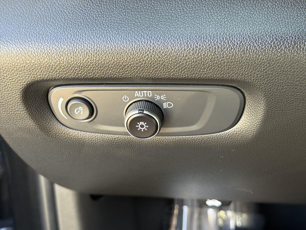 Used 2022 Chevrolet Traverse LT FWD image 16