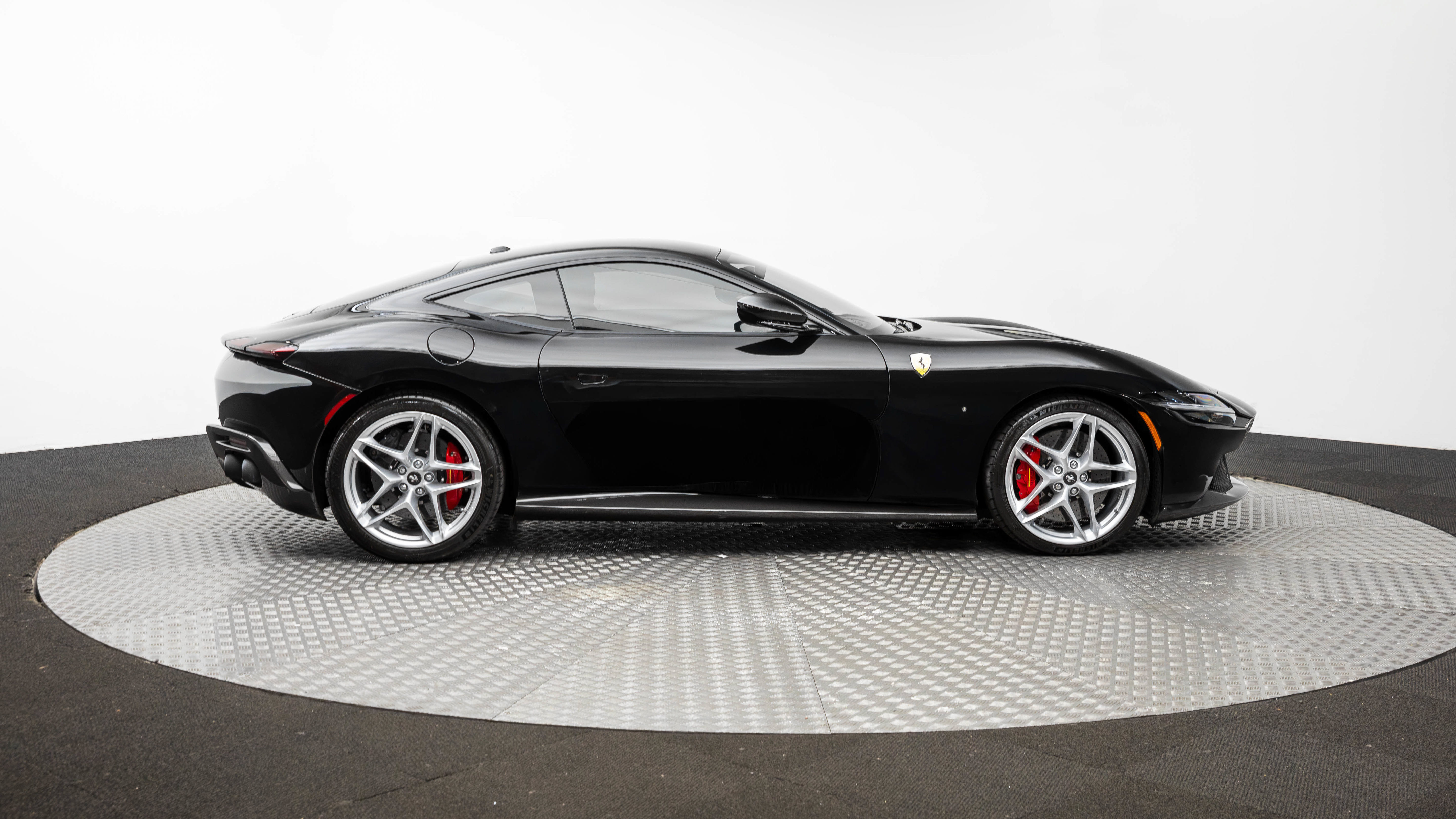 Used 2021 Ferrari Roma RWD image 9