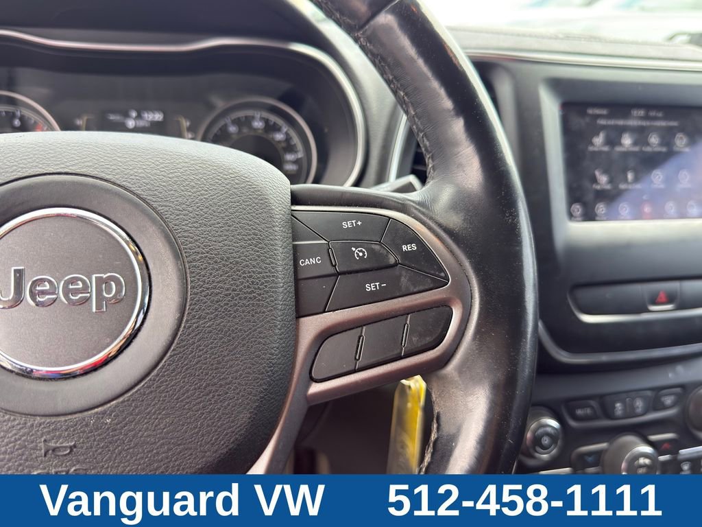 Used 2019 Jeep Cherokee Latitude w/ Cold Weather Group FWD image 18