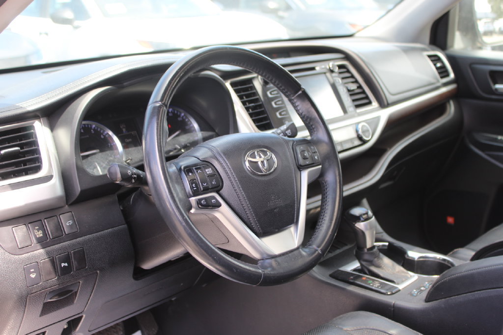 Used 2014 Toyota Highlander Limited FWD image 12