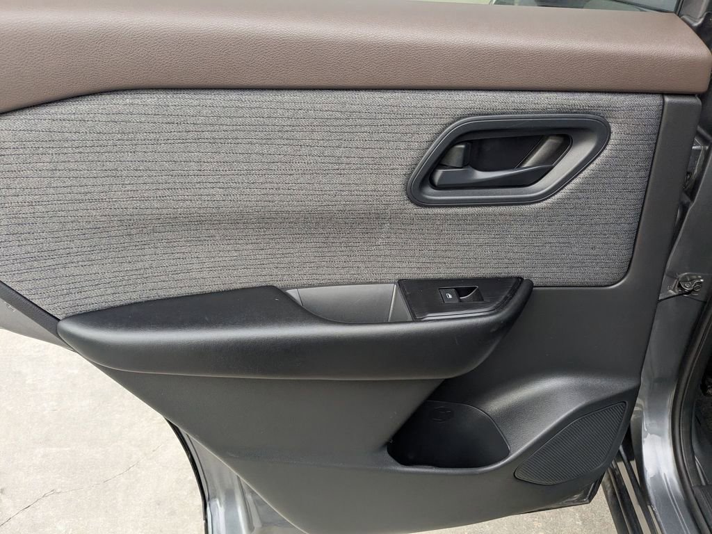 Used 2023 Nissan Rogue S image 24