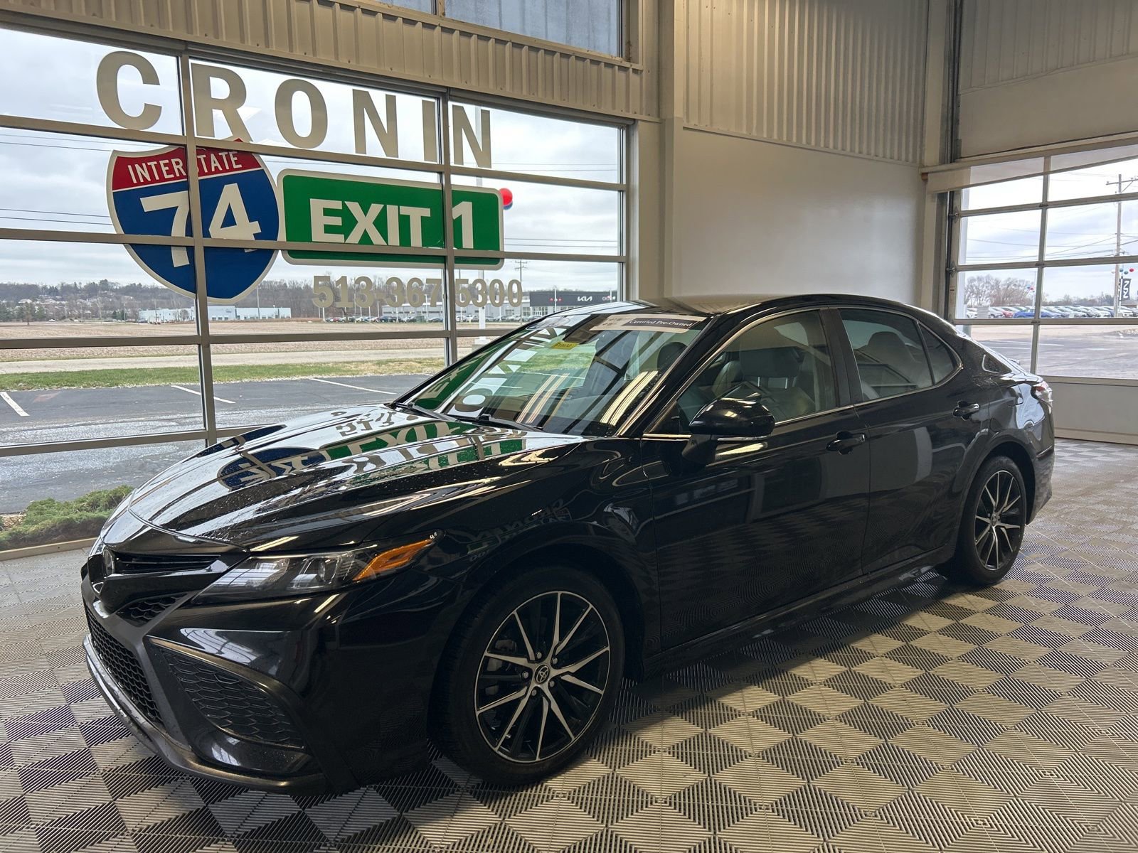 Used 2023 Toyota Camry SE image 3