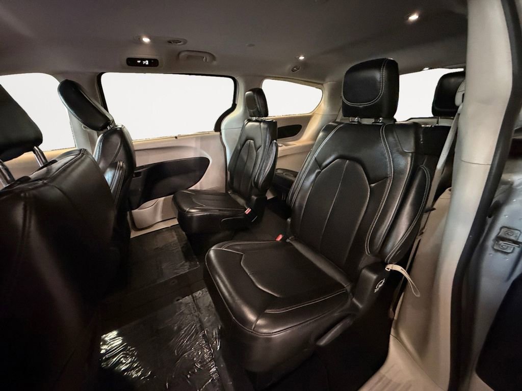 Used 2024 Chrysler Pacifica Touring-L image 12