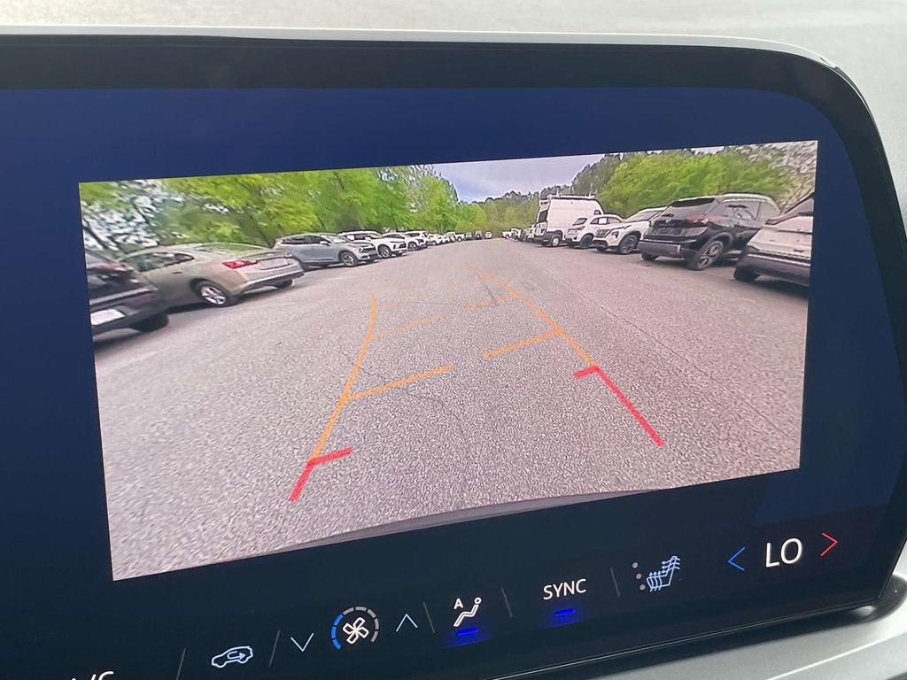 Used 2025 Chevrolet Traverse LT FWD image 24