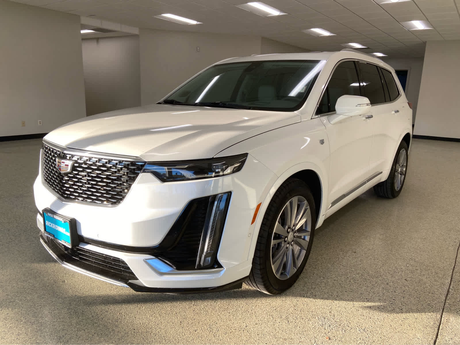 Used 2024 Cadillac XT6 Premium Luxury w/ Technology Package FWD image 3