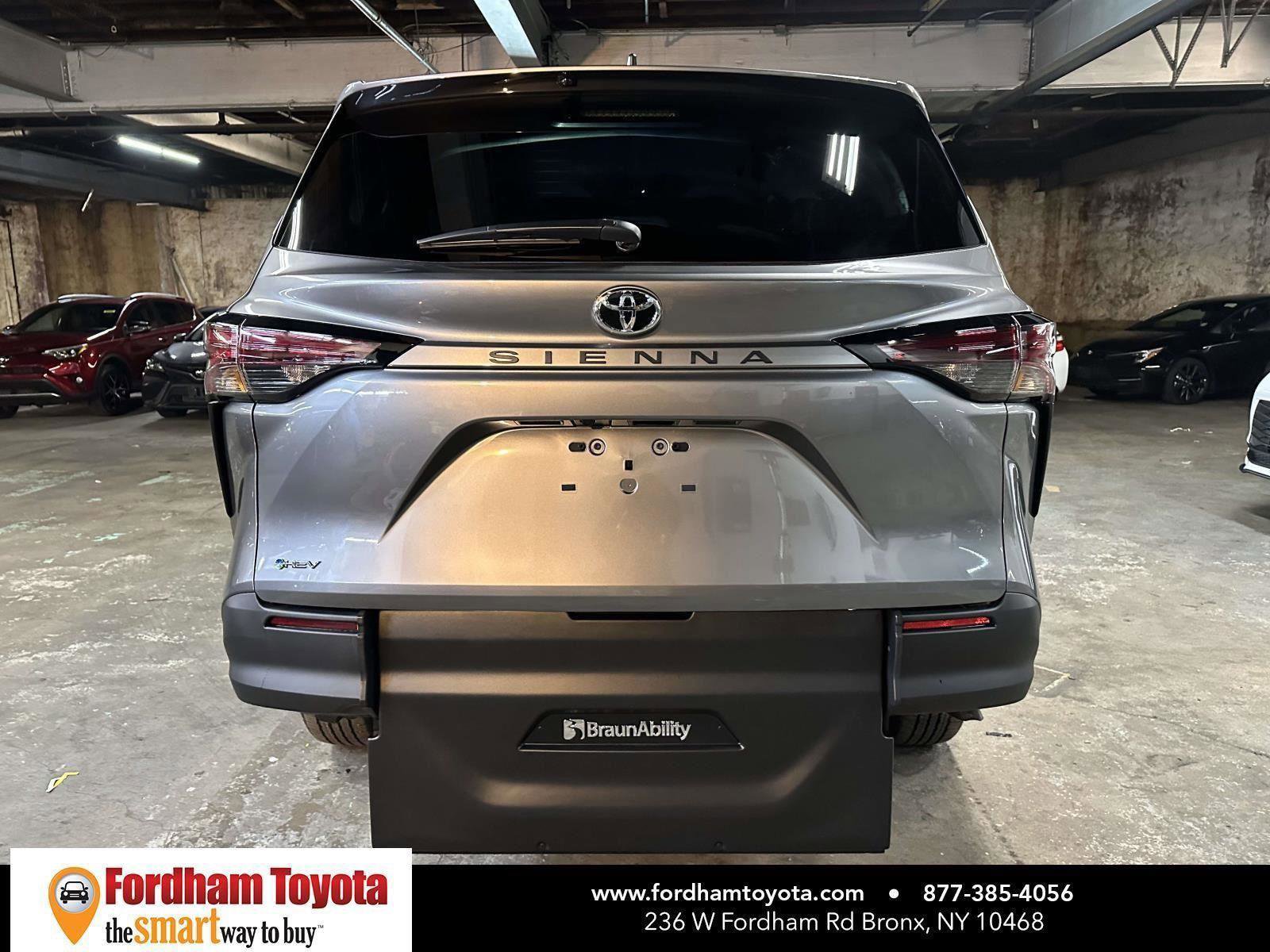 Used 2026 Toyota Sienna LE image 9