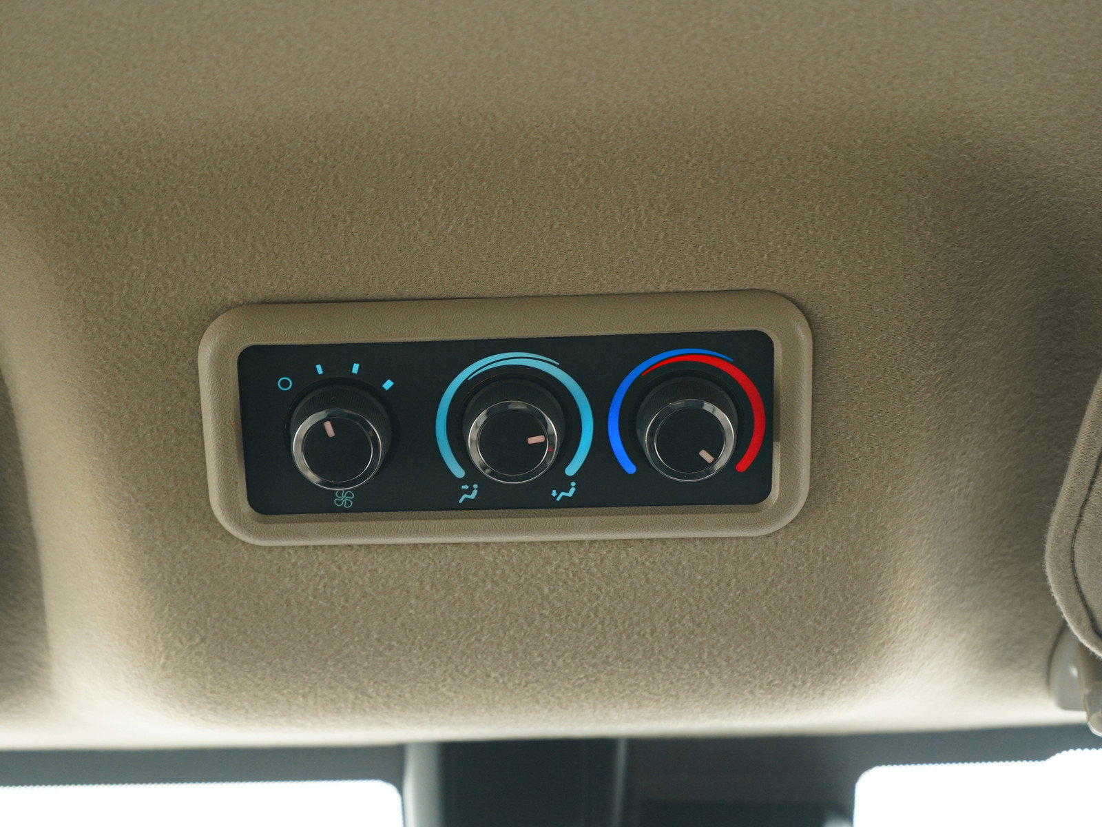 Used 2025 Chevrolet Express 3500 LT w/ LT Preferred Equipment Group RWD image 16