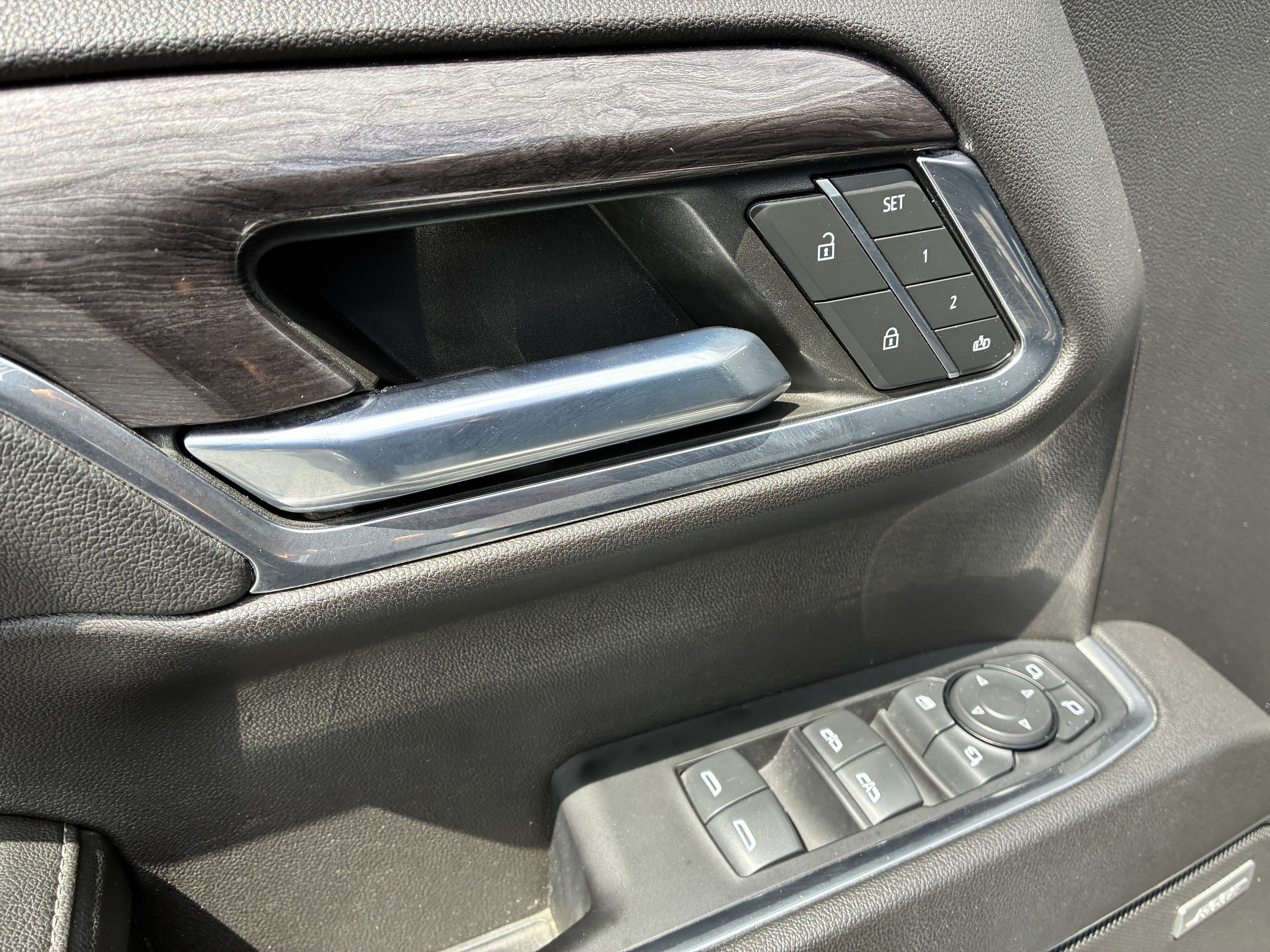 Used 2022 Chevrolet Silverado 1500 LTZ w/ LTZ Premium Package AWD/4WD image 25