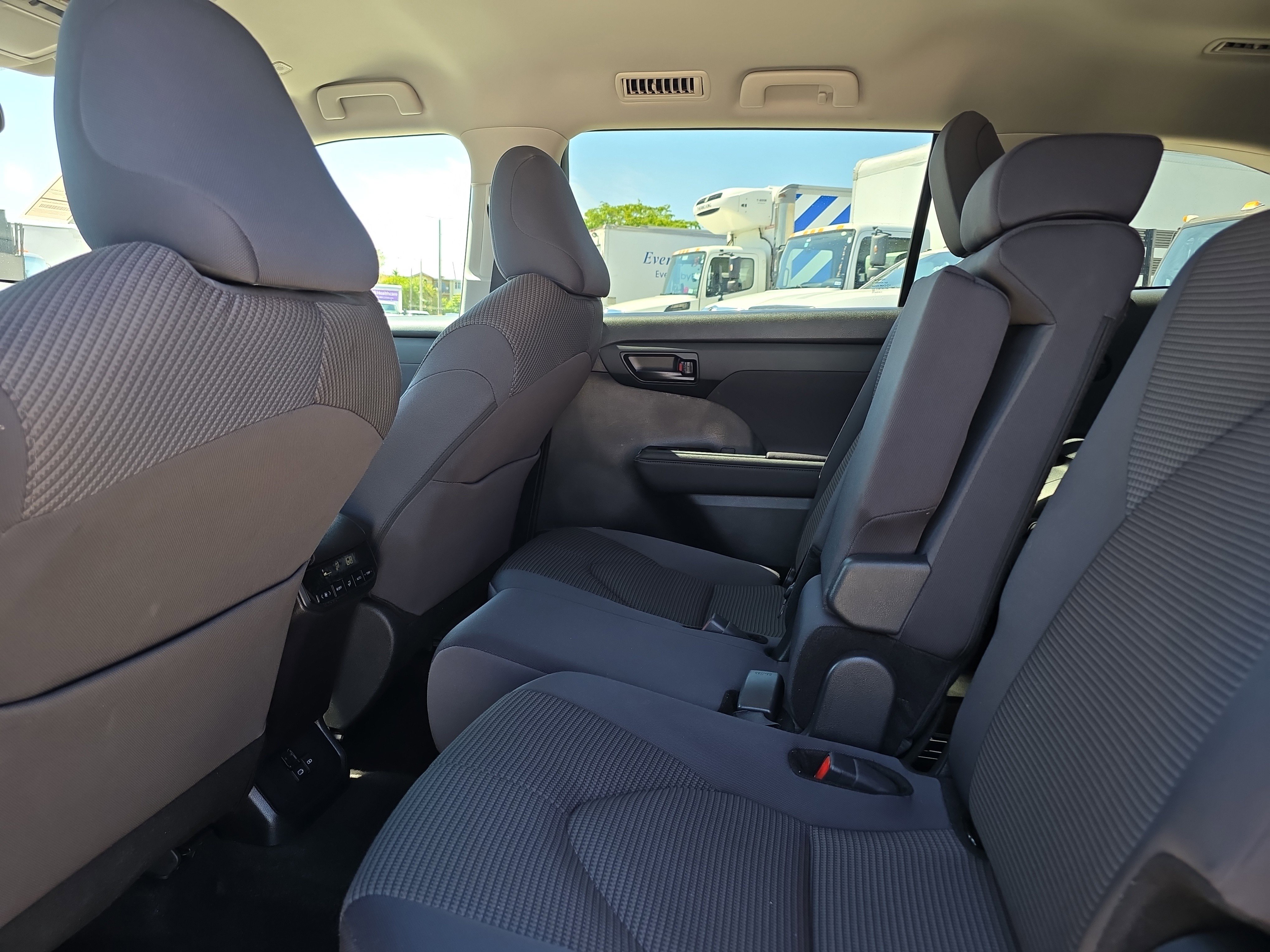 Used 2024 Toyota Highlander LE FWD image 16