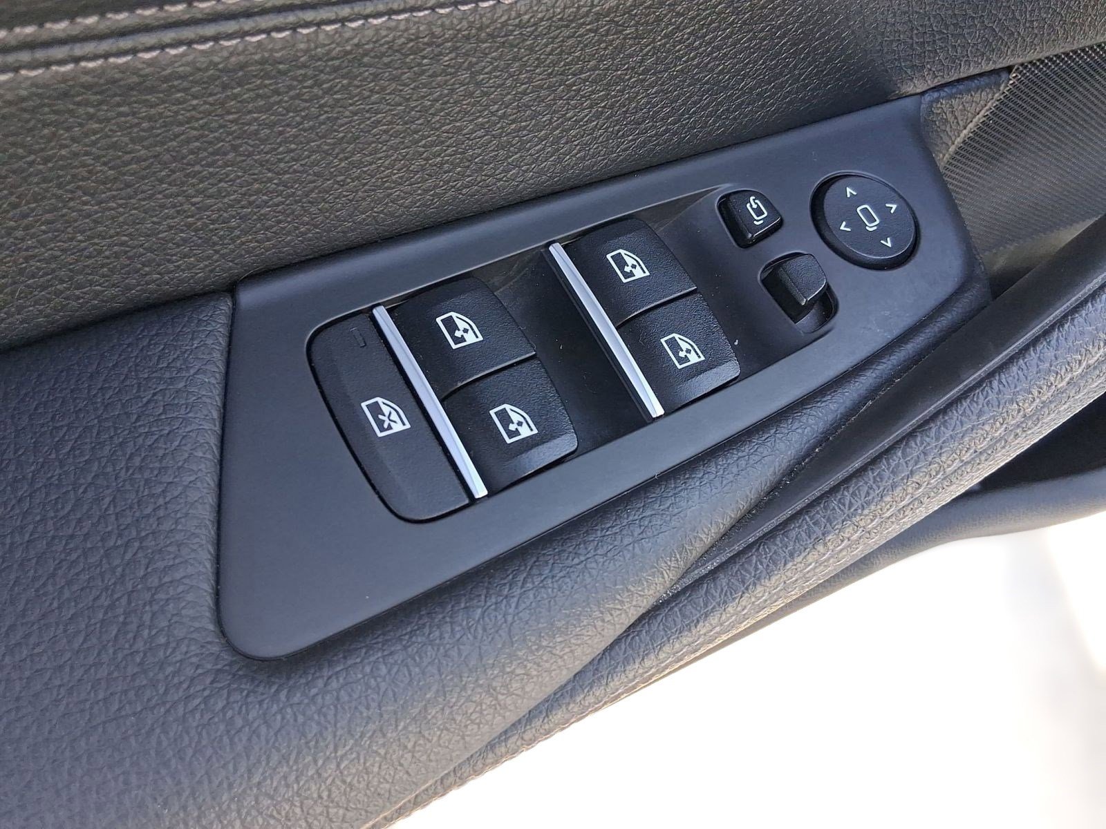 Used 2021 BMW 530e w/ M Sport Package image 18