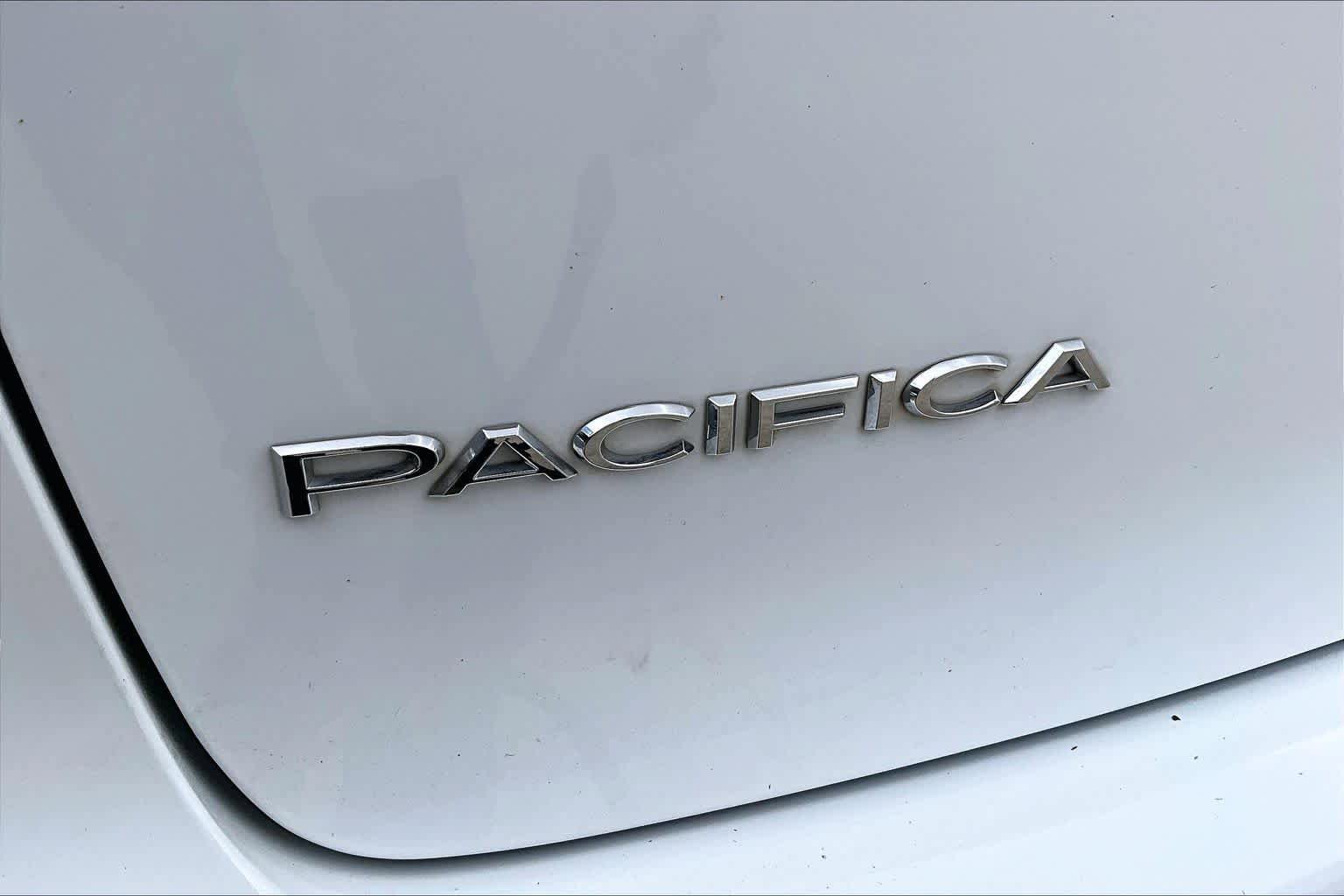 Used 2020 Chrysler Pacifica Touring FWD image 9