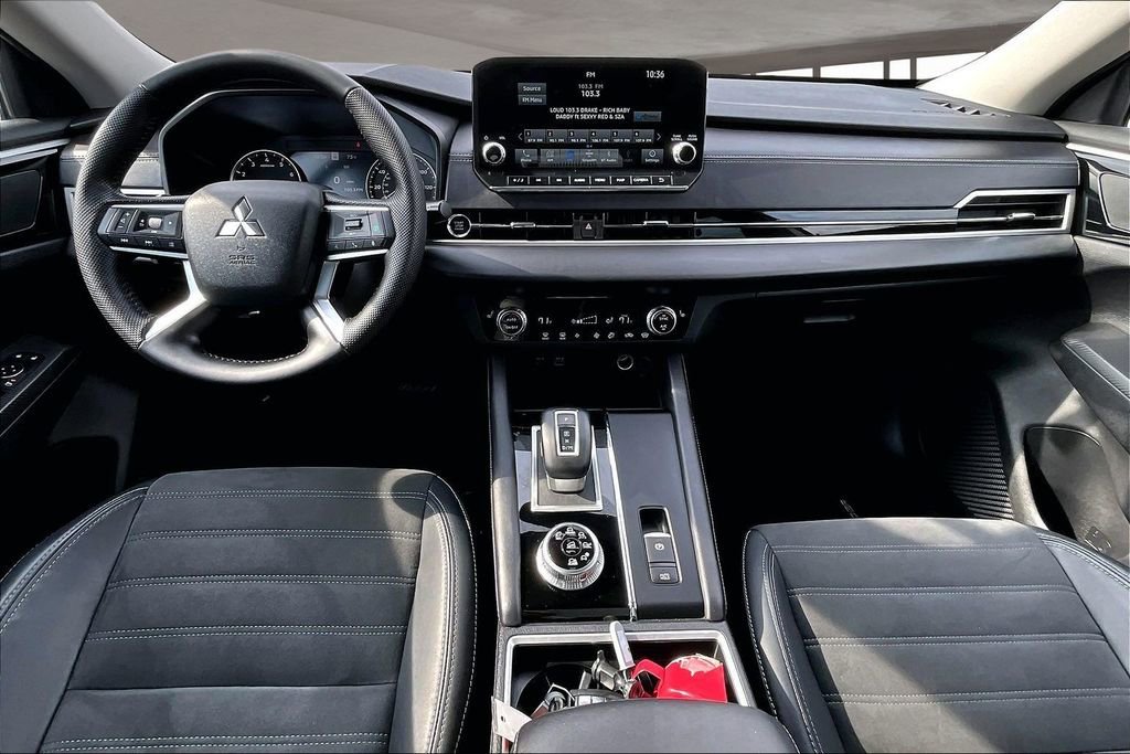 Used 2023 Mitsubishi Outlander SE image 17