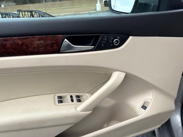 Used 2013 Volkswagen Passat TDI SEL Premium image 18