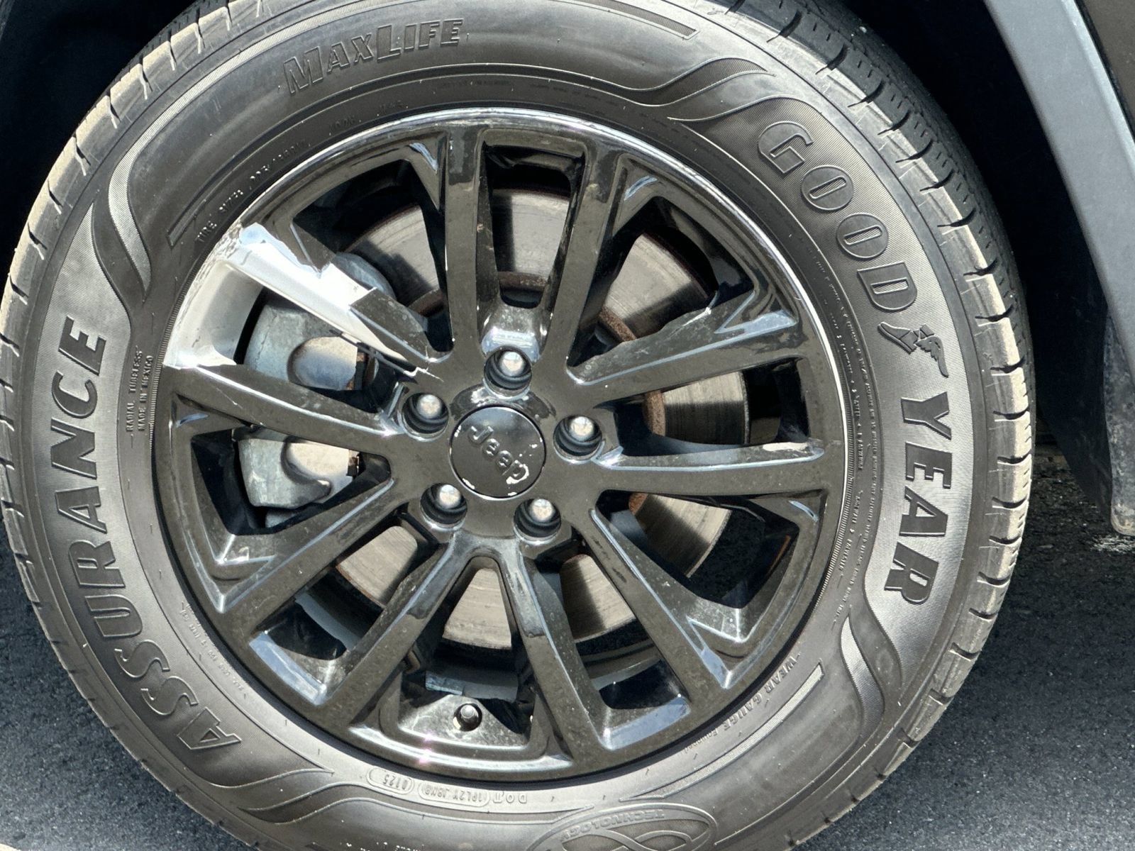 Used 2019 Jeep Cherokee Latitude w/ Popular Appearance Group AWD/4WD image 28