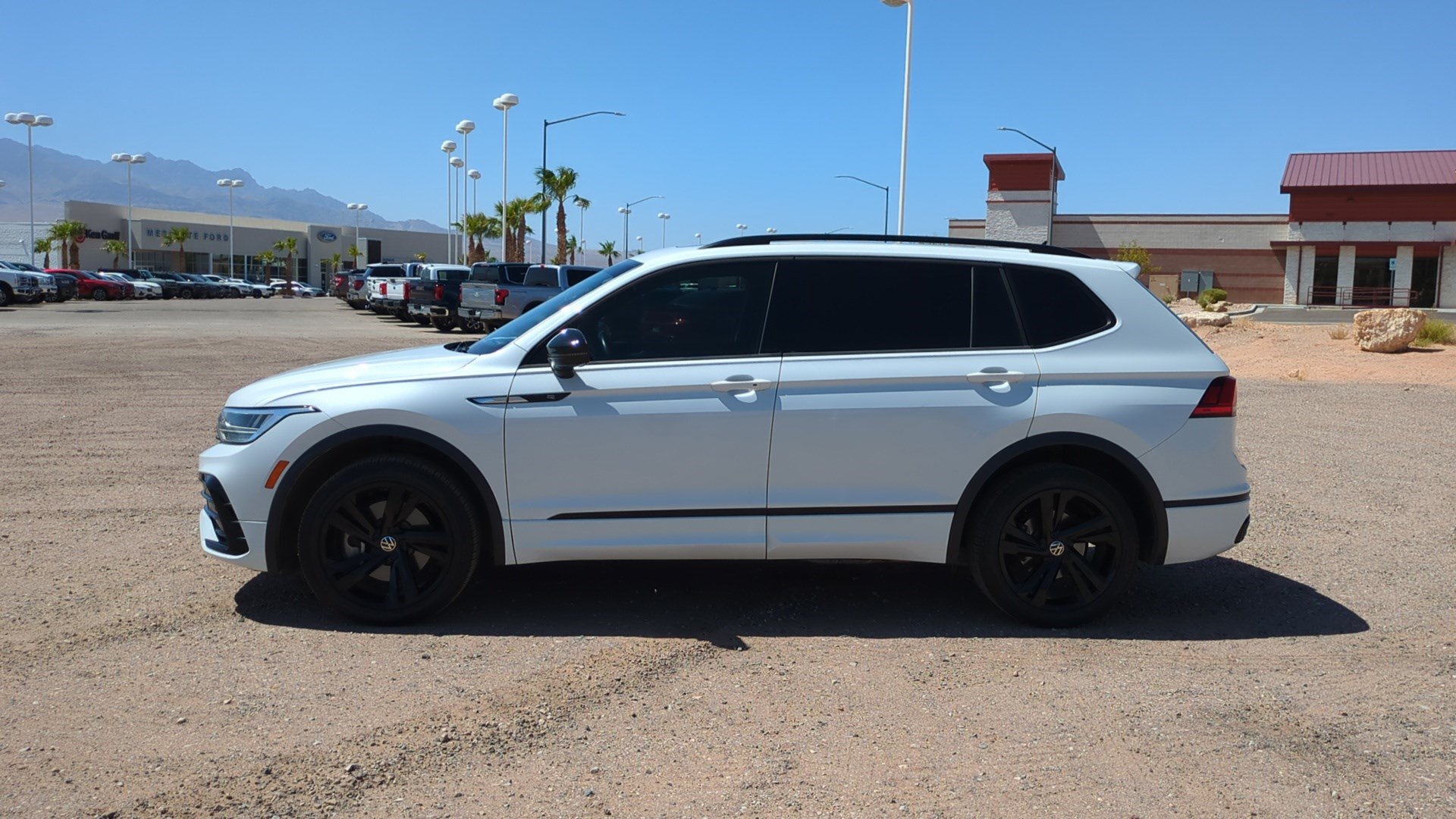 Used 2023 Volkswagen Tiguan SE R-Line AWD/4WD image 6