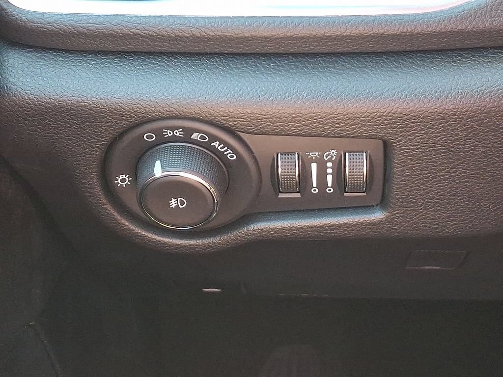 Used 2025 Chrysler Pacifica Limited FWD image 27