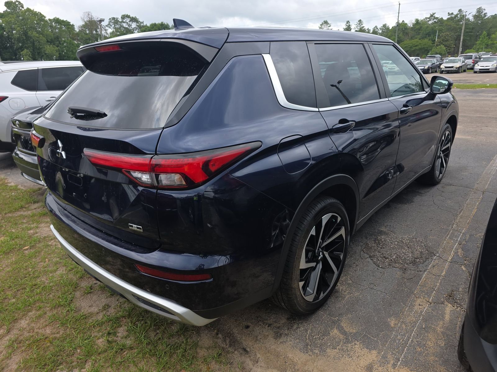 Used 2023 Mitsubishi Outlander ES AWD/4WD image 6