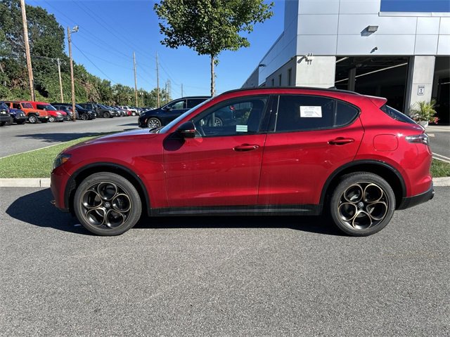 New 2025 Alfa Romeo Stelvio Sprint image 5